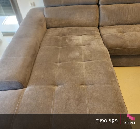 ספה אפורה עם כתמים קלים לניקוי